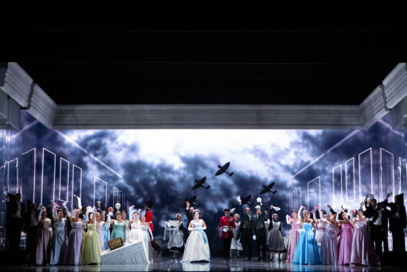 Degli attori sono in scena sul palco durante l'opera "Elisabetta Regina d'Inghilterra".