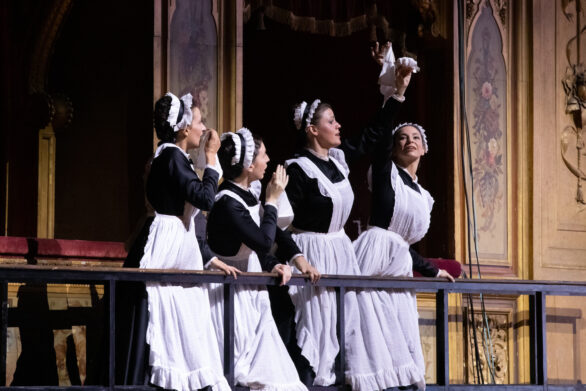 Delle attrici sono in scena sul palco durante l'opera "Elisabetta Regina d'Inghilterra". Le cameriere della regina stanno sventolando dei fazzoletti bianchi