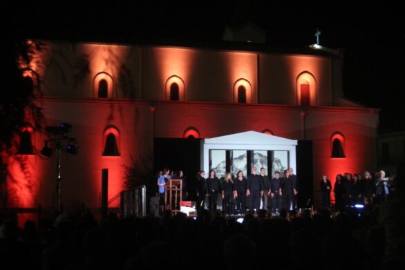 Attori sopra il palco sono impegnati nella loro opera